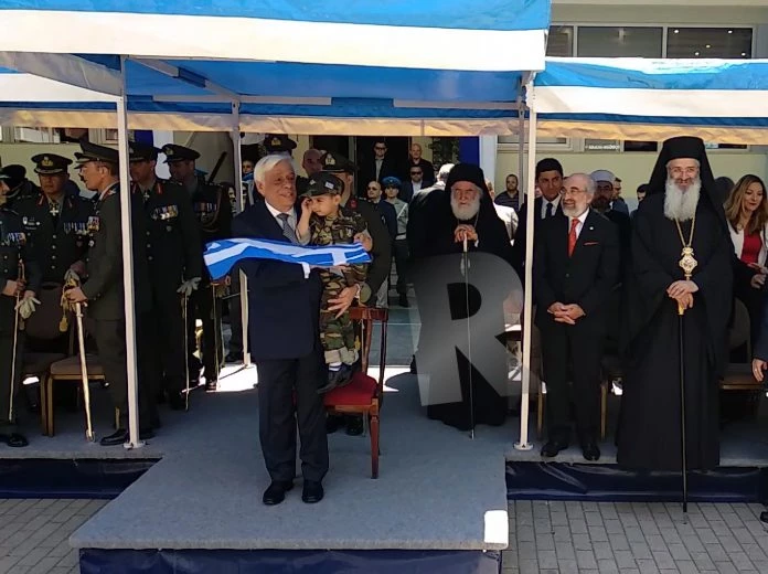 Το μέλλον της Ελλάδας – Ο μικρός «στρατιώτης» στην Αλεξανδρούπολη που έκλεψε την καρδιά του ΠτΔ